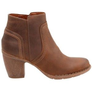 Clark’s Carleta Paris Bootie US 10 brown nubuck